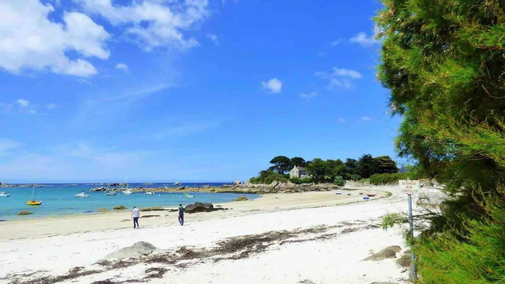 Holiday home Maison Accueillante A Saint-Pol-De-Leon Avec Parking